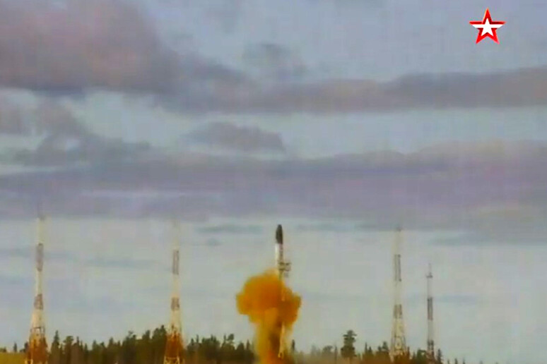 Un fermo immagine tratto da un video mostra il lancio di prova di un missile balistico intercontinentale "Sarmat" - RIPRODUZIONE RISERVATA