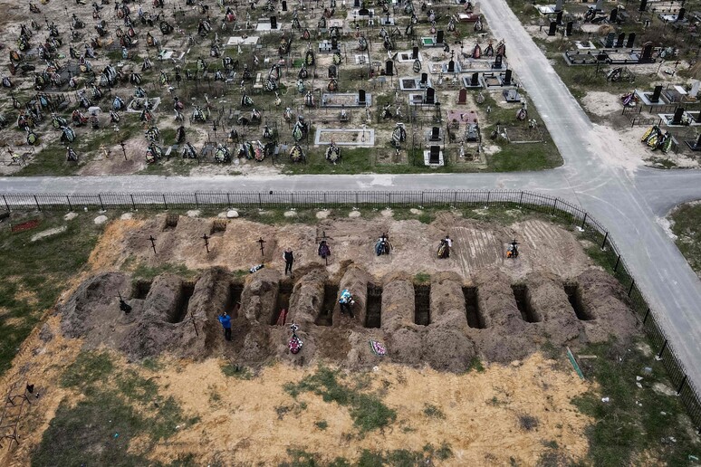 Una cerimonia funebre a Bucha © ANSA/AFP