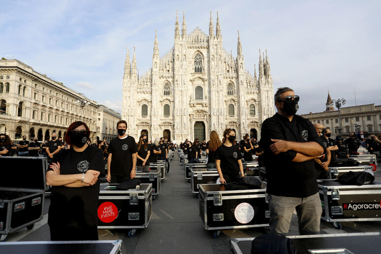 Bauli In Piazza, a Milano la protesta dei lavoratori dello spettacolo - RIPRODUZIONE RISERVATA