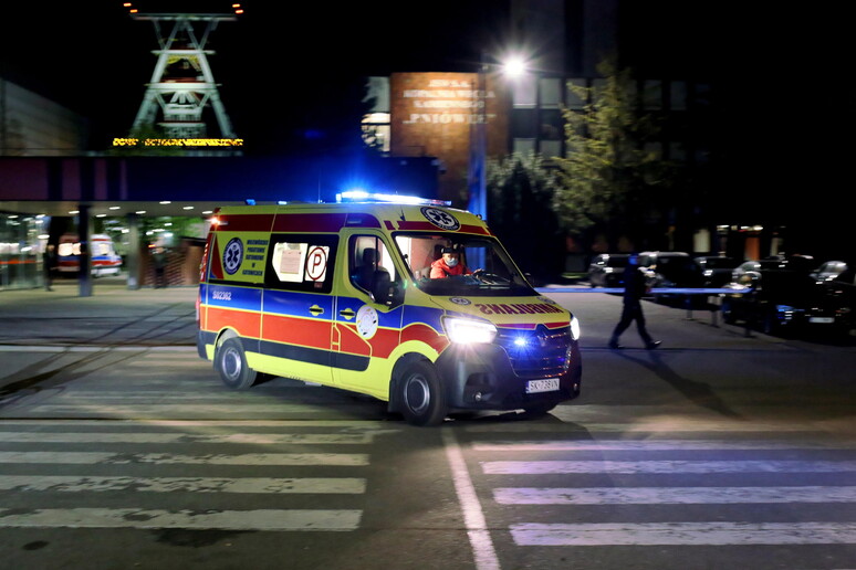 Un 'ambulanza vicino all 'impianto di Pniowek il 20 aprile scorso © ANSA/EPA