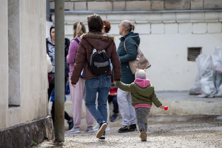 Rifugiati ucraini al confine con la Moldavia © ANSA/EPA