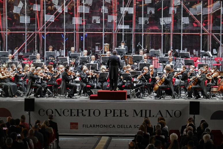 Concerto per Milano in Piazza Del Duomo, orchestra filarmonica della Scala diretta da Riccardo Chailly - Foto d 	'archivio - RIPRODUZIONE RISERVATA