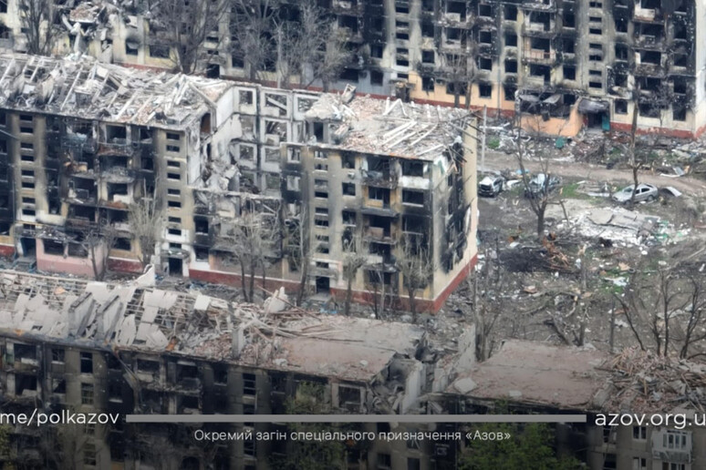 Una veduta dall 'alto di Mariupol distrutta dai bombardamenti - RIPRODUZIONE RISERVATA