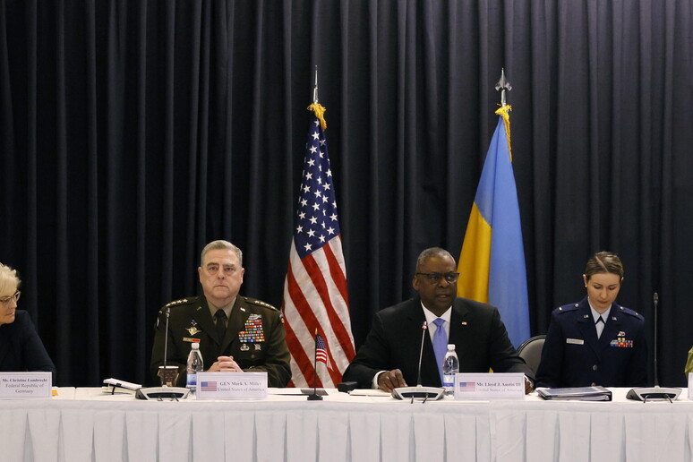 Il gruppo consultivo per la sicurezza dell 'Ucraina presso la base aerea statunitense di Ramstein © ANSA/EPA
