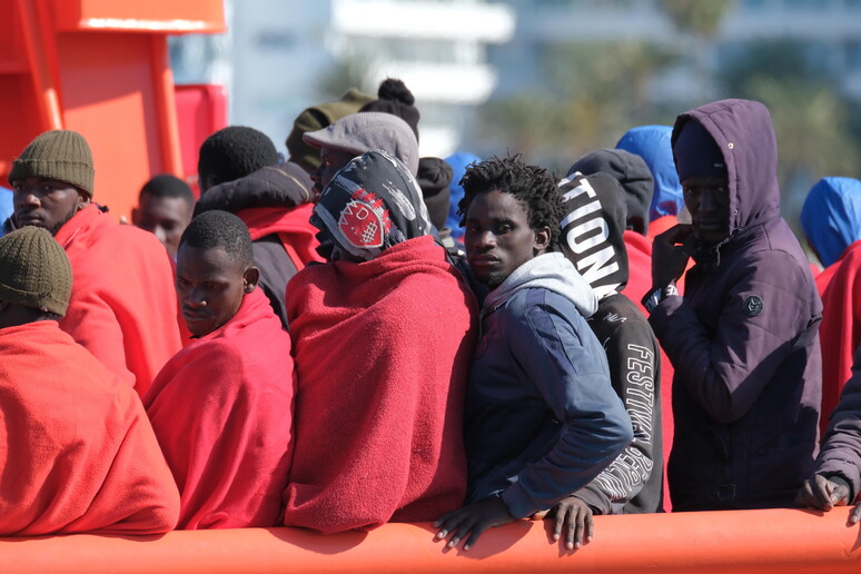 Migranti africani salvati al largo delle Canarie (foto archivio) © ANSA/EPA