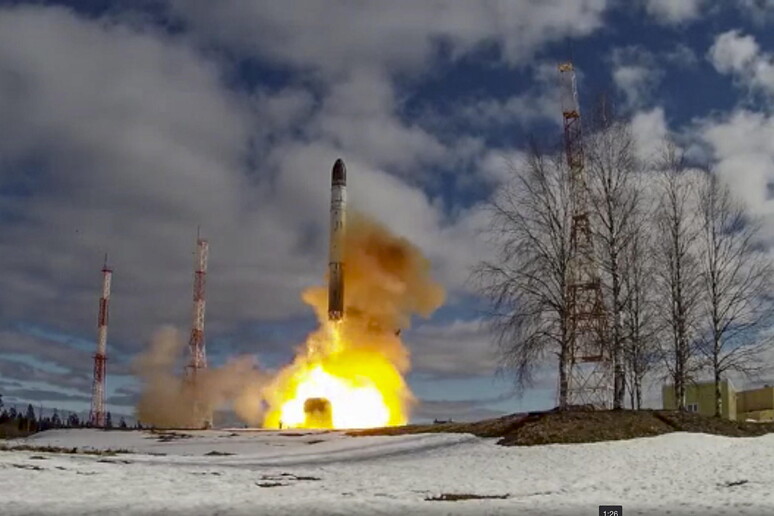 Il missile Sarmat in un frame tratto da un video del ministero della Difesa russo © ANSA/EPA