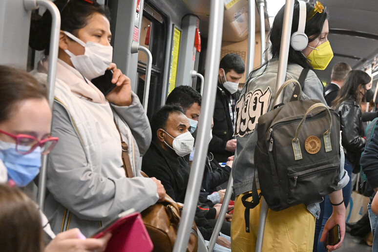 Persone con la mascherina in un vagone della metropolitana in una foto di archivio - RIPRODUZIONE RISERVATA