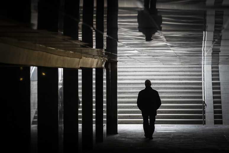 Un uomo a Mosca © ANSA/EPA