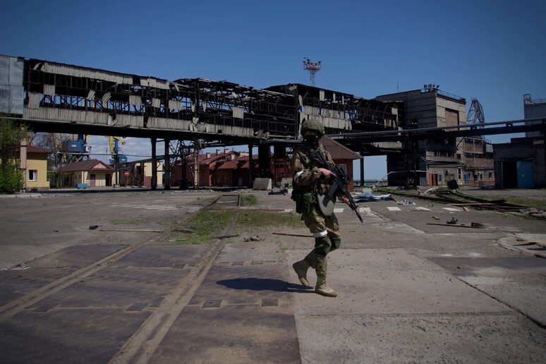 un soldato russo a Mariupol © ANSA/AFP