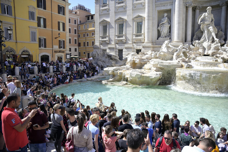 Folla di turisti a Fontana di Trevi - RIPRODUZIONE RISERVATA