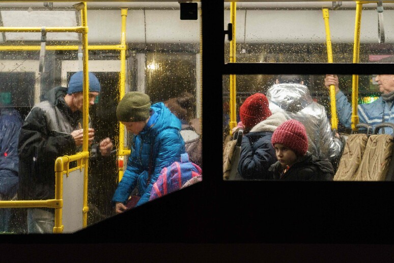 Ucraina: arrivo di profughi a Zaporizhzhia © ANSA/AFP