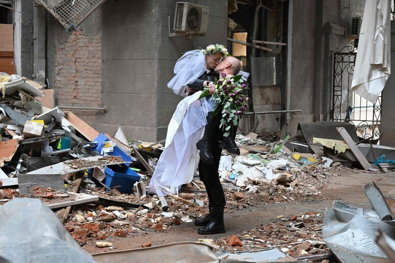 Ucraina: a Kharkiv nozze tra le macerie © ANSA/AFP