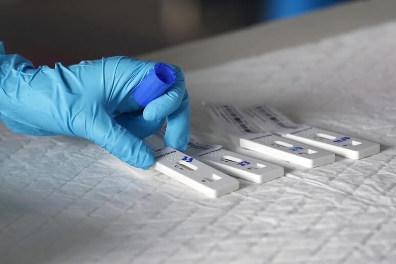 Test antigenici rapidi per il Covid. Immagine d 'archivio © ANSA/EPA