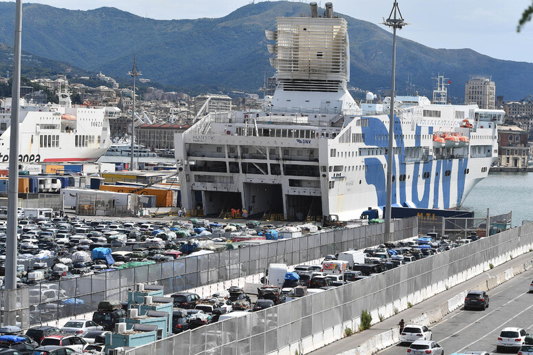 Terminal dei traghetti a Genova. Immagine d 'archivio - RIPRODUZIONE RISERVATA