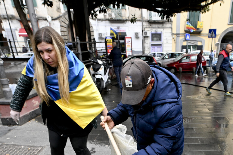 Napoli: in Piazza Cavour ucraini e Comune per togliere i rifiuti - RIPRODUZIONE RISERVATA