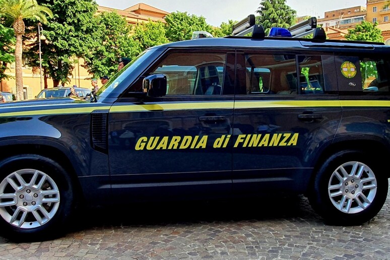Land Rover Defender della Guardia di Finanza - RIPRODUZIONE RISERVATA