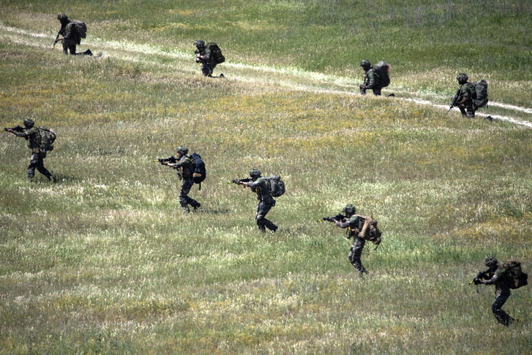 Soldati britannici durante un 'esercitazione NATO in Macedonia, archivio © ANSA/EPA