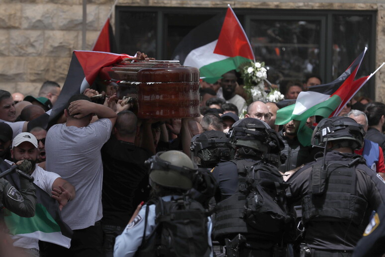 Brutale irruzione della polizia israeliana ai funerali della reporter di Al-Jazeera Shireen Abu Akleh © ANSA/EPA