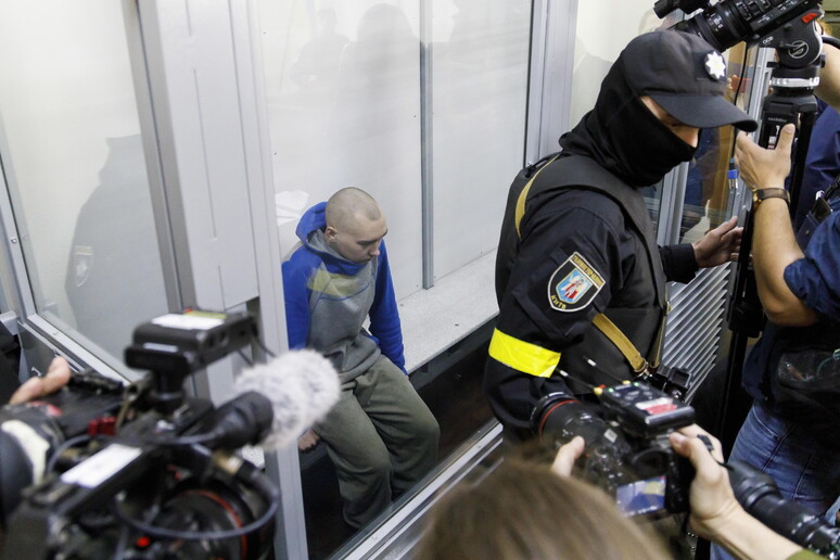 Soldato russo si dichiara colpevole di crimini guerra a Kiev © ANSA/EPA