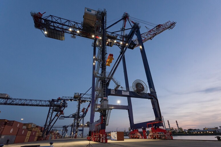 Imprese: T.C.R. inaugura nuova Gru al porto di Ravenna - RIPRODUZIONE RISERVATA