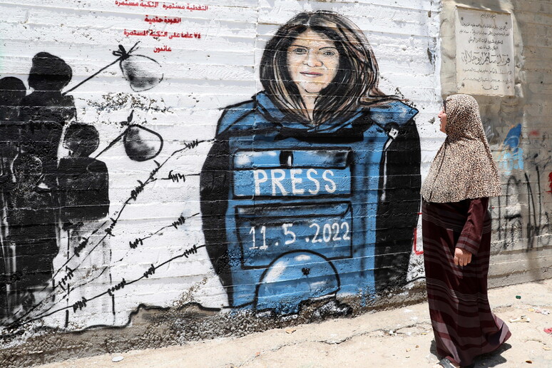 Un murales dedicato alla reporter Shireen Abu Akleh di al-Jazeera a Betlemme © ANSA/EPA