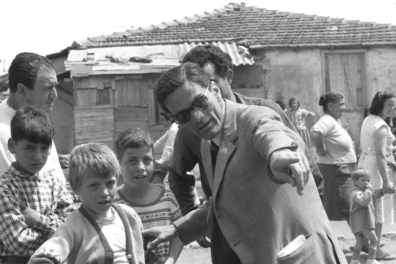 Pier Paolo Pasolini durante le riprese del film  'Accattone ' -     RIPRODUZIONE RISERVATA