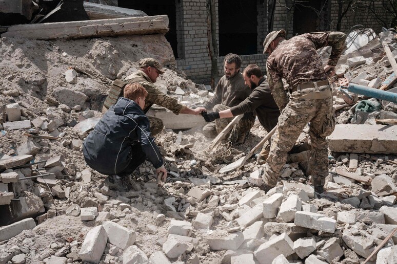 Macerie dopo un bombardamento a Sydorove, nell 'Ucraina orientale © ANSA/AFP