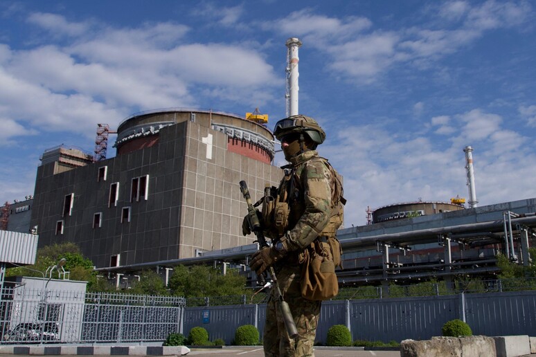 Un militare russo nella centrale nucleare di Zaporizhzhia occupata dalle truppe di Mosca © ANSA/AFP