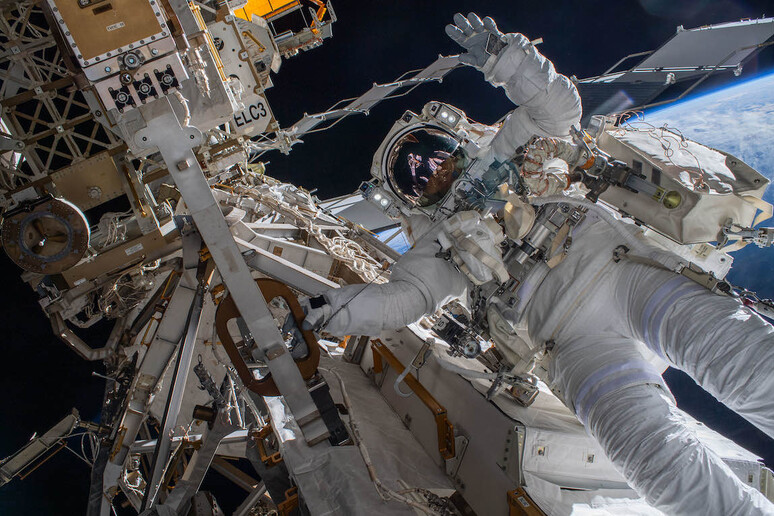 L’astronauta dell’Esa Matthias Maurer durante la passeggiata spaziale del 23 marzo (fonte: Nasa) - RIPRODUZIONE RISERVATA