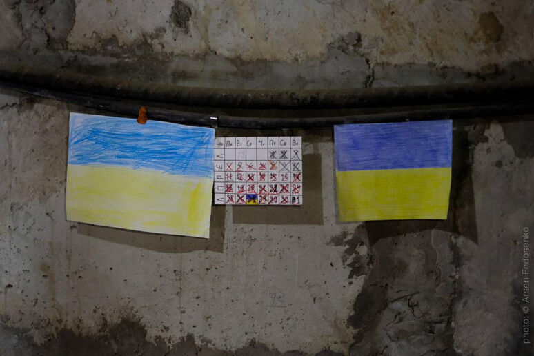 La bandiera ucraina disegnata nei rifugi da alcuni bambini - RIPRODUZIONE RISERVATA