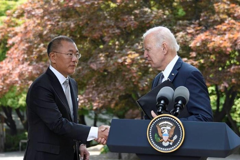Euisun Chung, Executive Chair di Hyundai Motor Group, con il presidente degli Stati Uniti Joe Biden - RIPRODUZIONE RISERVATA