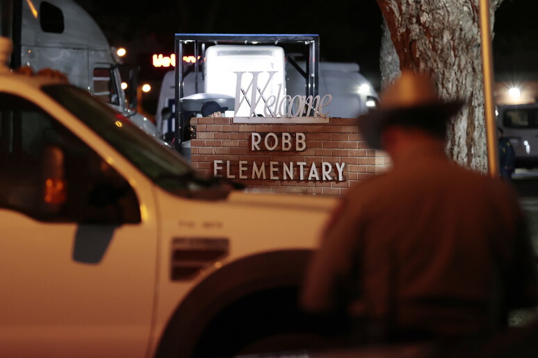 L 'esterno della Robb Elementary School a Uvalde in Texas, teatro della sparatoria - RIPRODUZIONE RISERVATA
