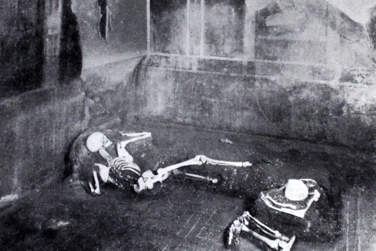 Particolare della Casa del Fabbro a Pompei, con i due scheletri (fonte: Notizie degli Scavi di Antichità, 1934, p. 286, fig. 10) - RIPRODUZIONE RISERVATA