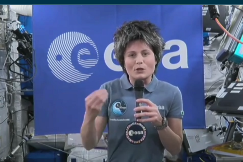 L 'astronauta Samantha Cristoforetti, dell 'Esa, in collegamento con il forum di Davos (fonte: ESA TV) - RIPRODUZIONE RISERVATA