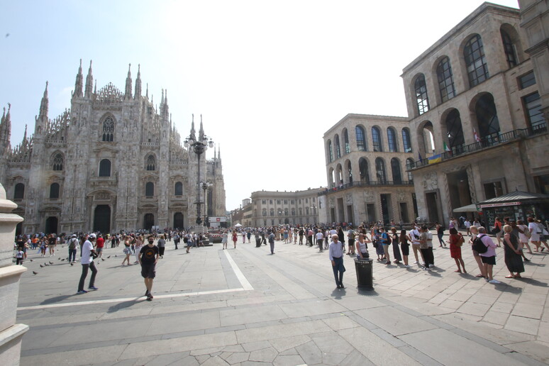 Turisti Milano: coda record per entrare in Duomo - RIPRODUZIONE RISERVATA