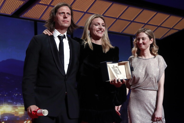 Charlotte Vandermeersch (c), il regista Felix Van Groeningen (s) e Alba Rohrwacher premiati alla 75/a edizione del Festival di Cannes © ANSA/EPA