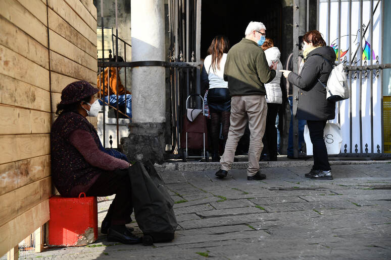 In Italia 5,6 milioni di persone in povertà assoluta - RIPRODUZIONE RISERVATA