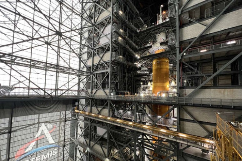 Artemis 1 nell 'edificio di assemblaggio, pronto a tornare sulla piattaforma di lancio 39B del Kennedy Space Center (fonte: NASA) - RIPRODUZIONE RISERVATA