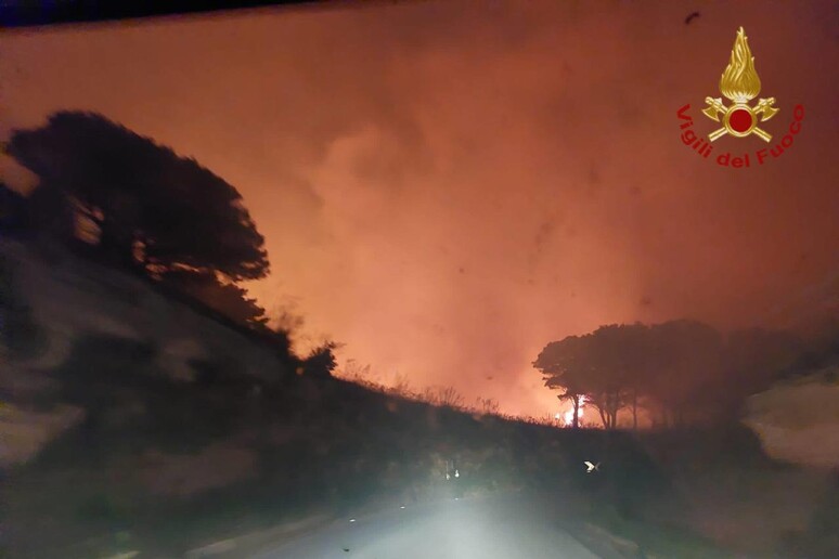 Incendi: spento l 'incendio boschivo - RIPRODUZIONE RISERVATA