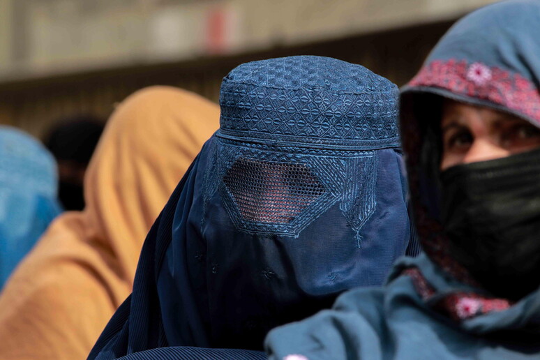 Afghanistan, da oggi le conduttrici in tv a volto coperto © ANSA/EPA
