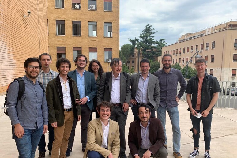 Il Nobel Giorgio Parisi con i giovani ricercatori nell 'Università Sapienza di Roma (fonte: Mariella Di Donna) - RIPRODUZIONE RISERVATA
