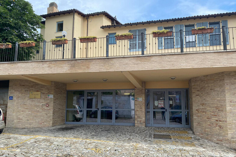 L 'esterno della Rsa di Offida (Ascoli Piceno), dove sono morti otto anziani ospiti - RIPRODUZIONE RISERVATA