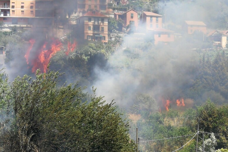 Incendio in Valbisagno - RIPRODUZIONE RISERVATA