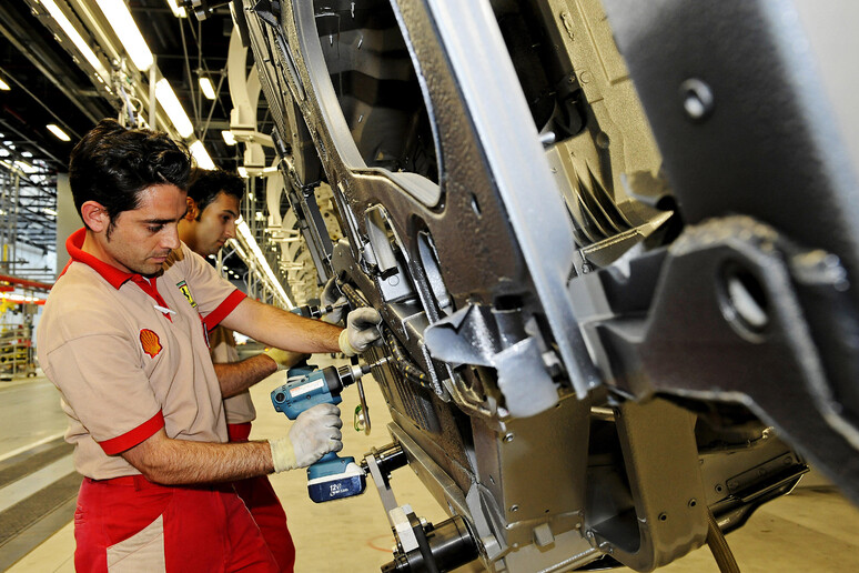 Il reparto montaggio vetture nello stabilimento Ferrari a Maranello (foto d 'archivio) - RIPRODUZIONE RISERVATA