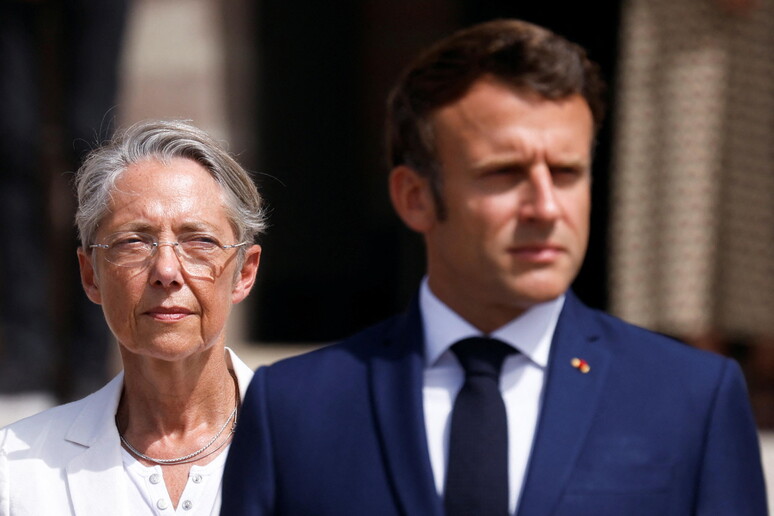 Elisabeth Borne e Emmanuel Macron © ANSA/EPA