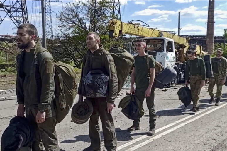 I combattenti di Azov in prigione a Mosca © ANSA/EPA