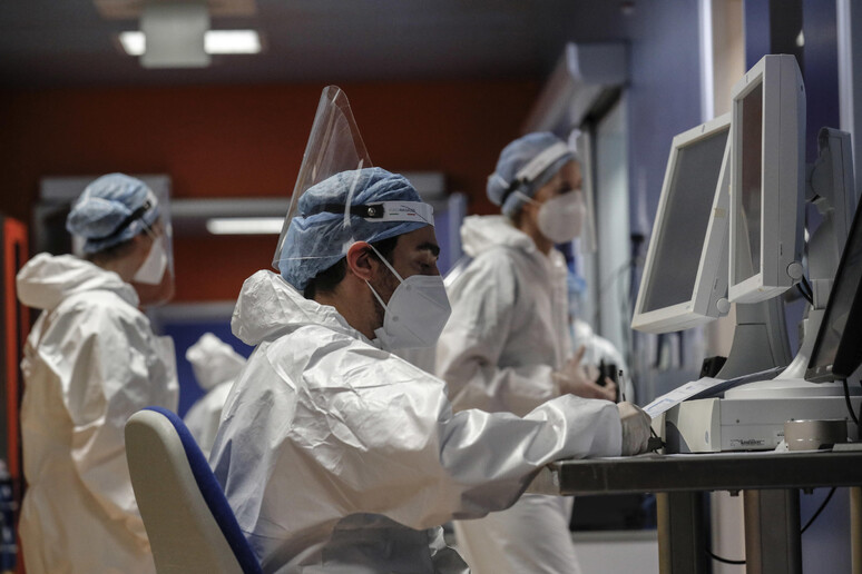 Operatori sanitari nel reparto Covid di cure intensive all 'ospedale GVM ICC di Casal Palocco. Immagine d 'archivio - RIPRODUZIONE RISERVATA