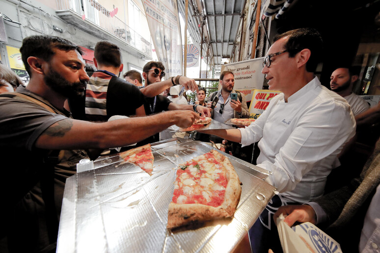 Manifestazione anti Briatore a Napoli dove Gino Sorbillo ha distribuito davanti alla storica pizzeria  tranci di pizza gratis - RIPRODUZIONE RISERVATA