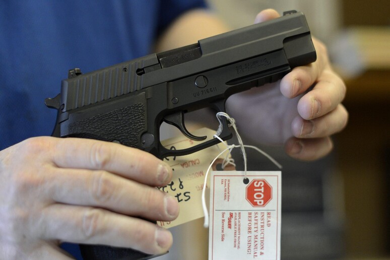Una pistola in un negozio di armi in Georgia © ANSA/EPA