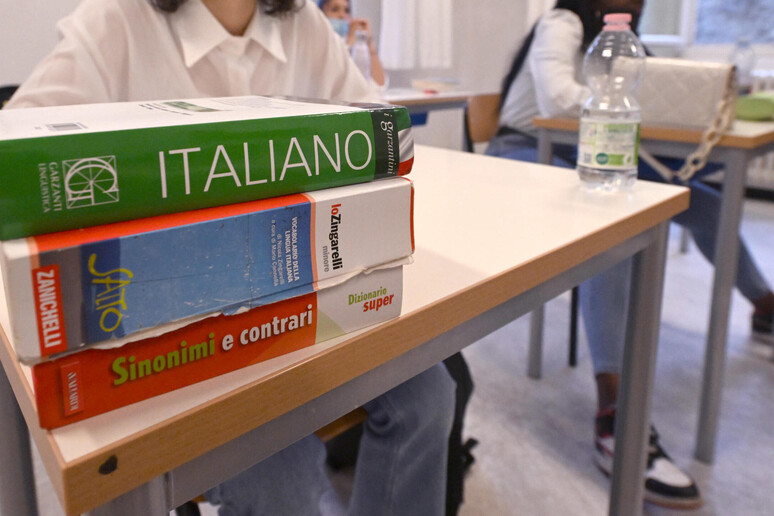 La prima prova d 'italiano degli esami di maturità - RIPRODUZIONE RISERVATA